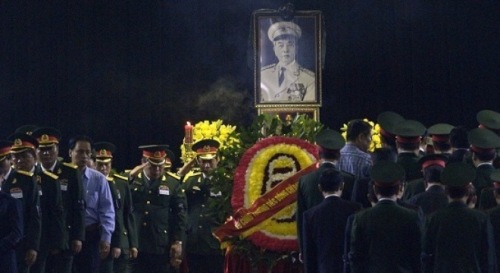 สื่อต่างประเทศรายงานข่าวเกี่ยวกับพิธีศพพลเอก หวอเงียนย้าปด้วยความเคารพศรัทธาเป็นอย่างยิ่ง